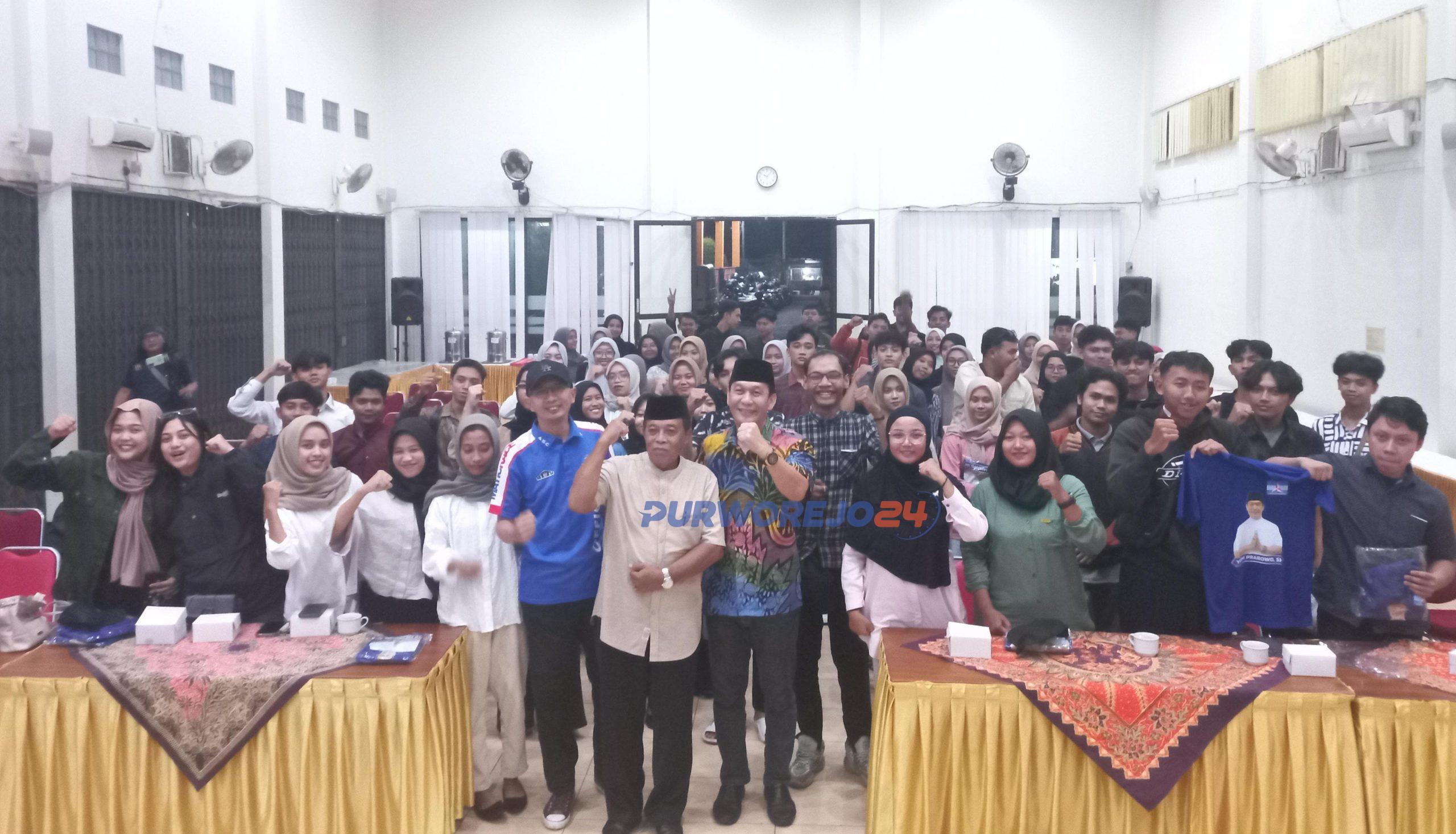 Foto bersama usai reses antara Demokrat bersama mahasisea penerima KIP Kuliyah, di gedung Siola Dargo Purworejo, pada Selasa (23/4/2024)