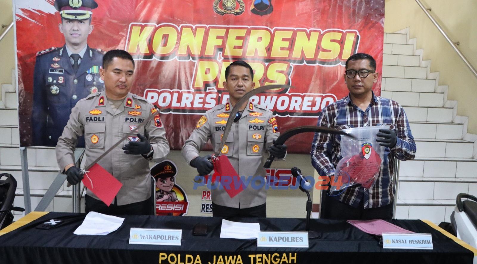 Petugas tunjukkan sajam yang digunakan pelaku tawuran di Desa Seren dan viral di medsos, dalam konferensi pers di Mapolres Purworejo, pada Kamis (25/4/2024)
