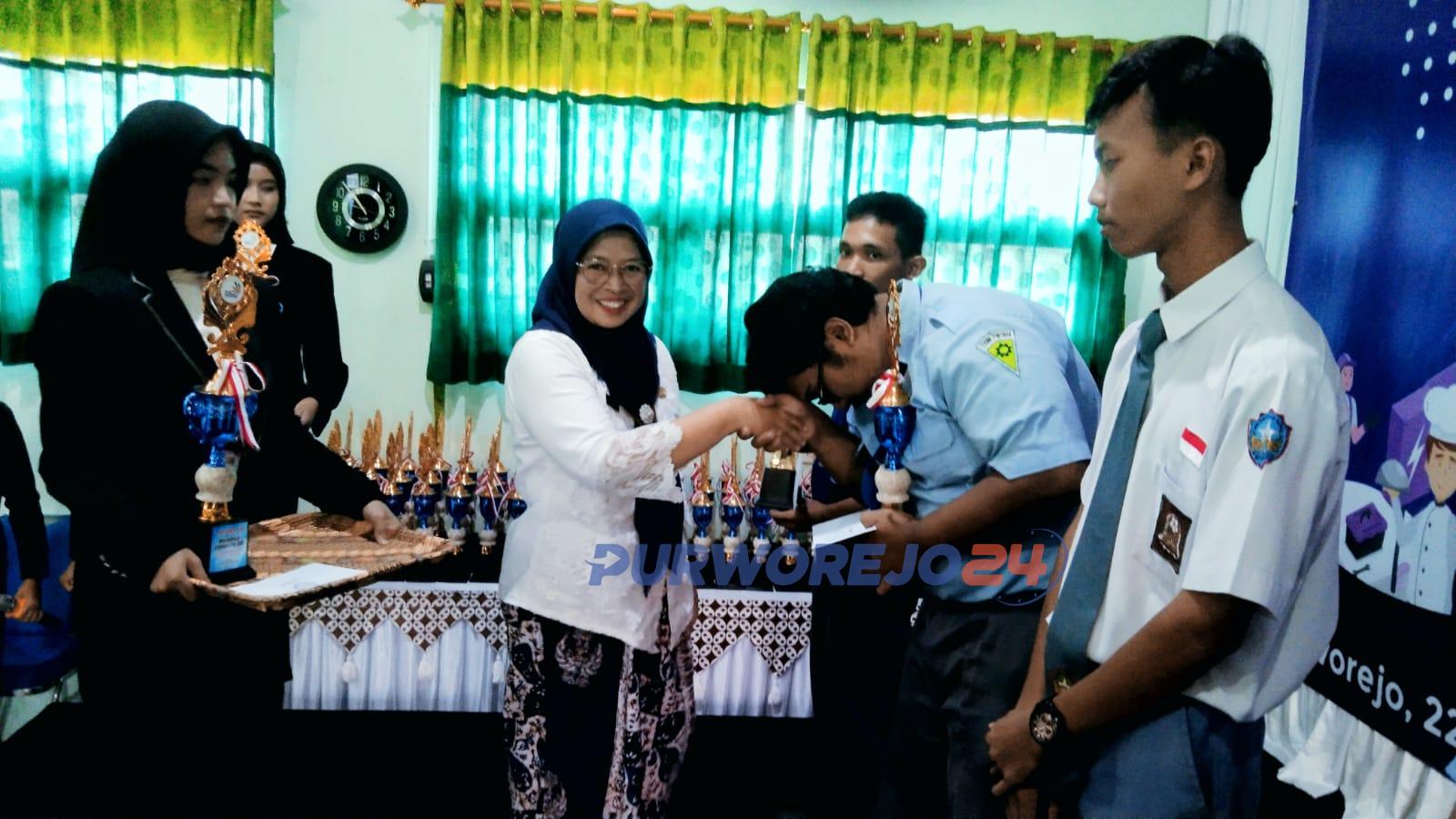 Penyerahan piala dan uang pembinaan kepada para pemenang LKS SMK Kabupaten Purworejo tahun 2024