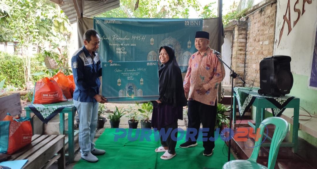 Simbolis penyerahan bantuan dari bank BNI KC Purworejo kepada warga RW 10 Kampung Suronegaran, pada Kamis (4/4/2024)