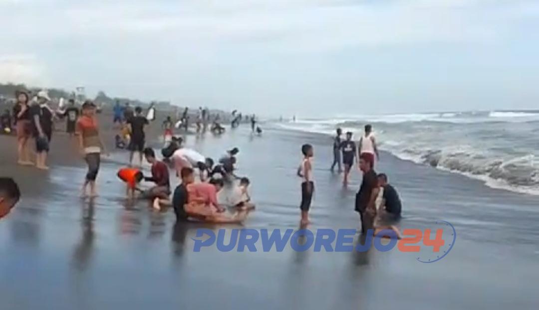 Wisatawan berkunjung di Pantai Dewaruci Desa Jatimalang saat libur lebaran