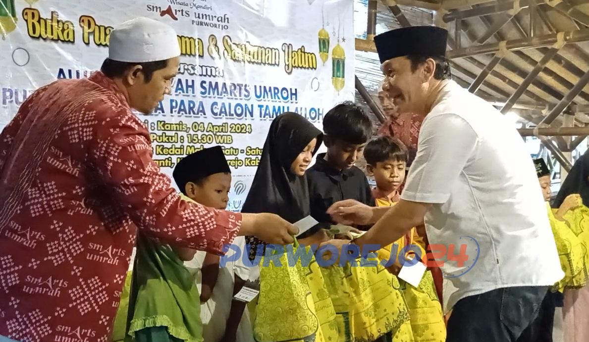 Yophie Prabowo, bersama ustadz Uje, saat memberikan santunan anak yatim dalam acara buka bersama alumni jamaah SmArts Umroh di RM Satu- satu Purworejo, pada Kamis (4/4/2024)