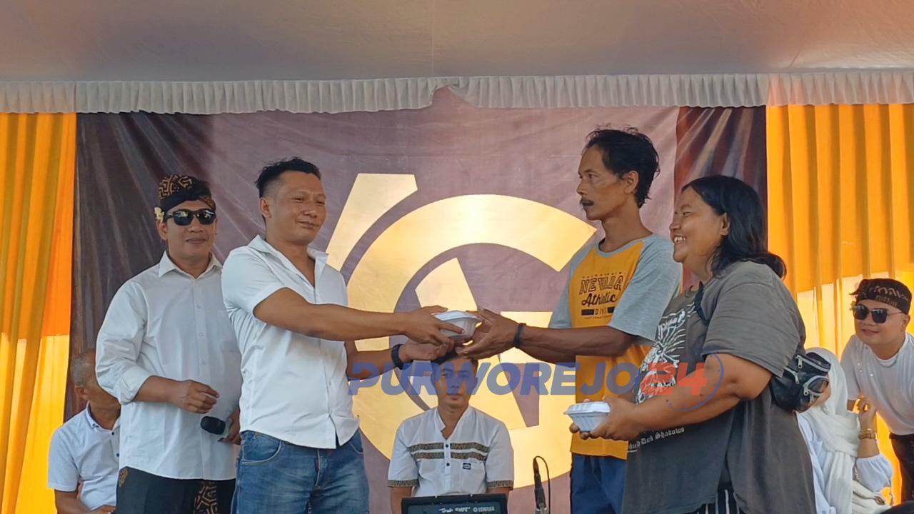 Direktur PT Arena Group, Suri Arena, simbolis memberikan takjil kepada warga