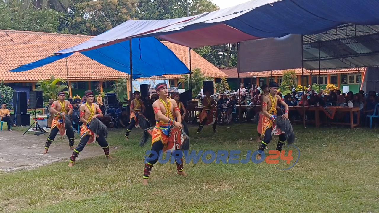 Pementasan seni kuda lumping jadi penghibur acara Silaturahmi Halal Bihalal dan Reuni Lintas Generasi SD Negeri Clapar di Desa Clapar, pada Jumat (12/4/2024)