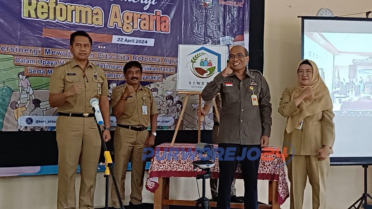 Foto bersama usai melaksanakan kegiatan Penggabungan Puzzle sebagai symbol "Sinergi dan Kolaborasi" dalam acara Gerakan Sinergi Reforma Agraria (GSRA) di Gedung Serbaguna Desa Tlogoguwo, Kecamatan Kaligesing, pada Senin (22/4/2024).