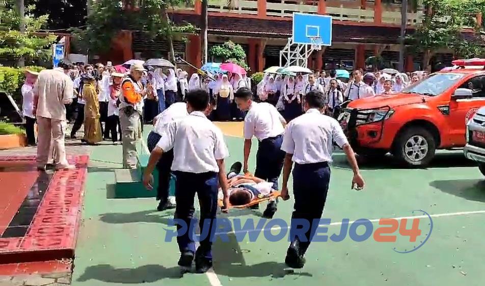 Suasana kegiatan simulasi dan edukasi bencana di SMP Negeri 2 Purworejo, pada Senin (29/4/2024)