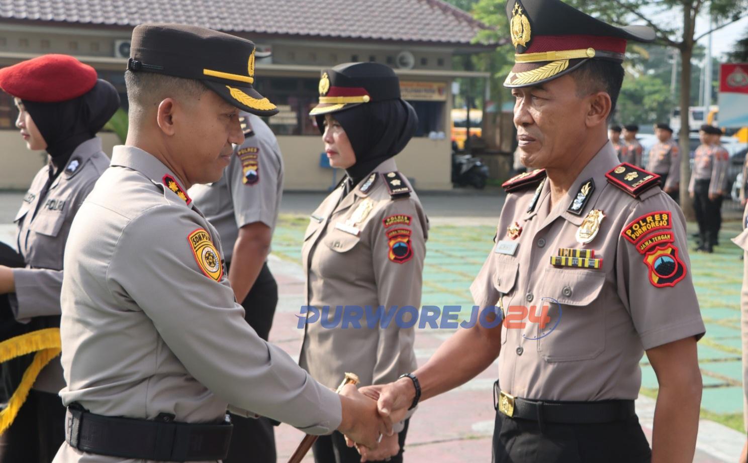 Kapolres ucapkan selamat kepada tiga personil Polres Purworejo yang naik pangkat