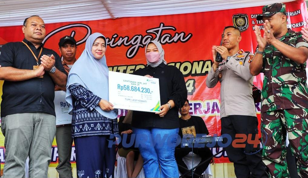 Bupati serahkan santunan untuk pekerja yang mengalami kecelakaan kerja dari BPJS Ketenagakerjaan untuk ahli waris keluarga