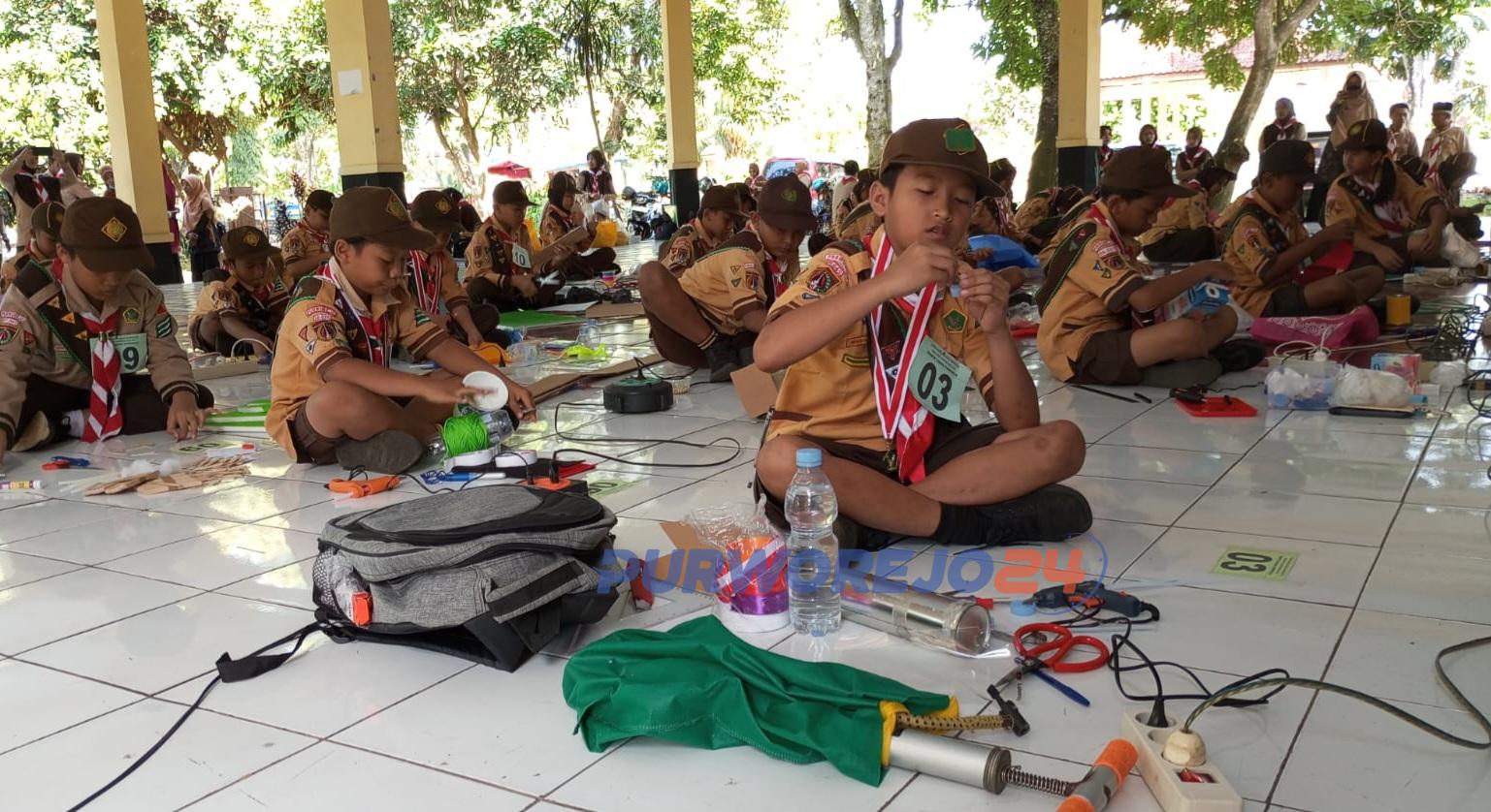 Pramuka Garuda perwakilan dari kwartir ranting mengikuti lomba Eagle Scout Awards (ESA) Cabang Tahun 2024, di Sanggar Pramuka Kwartir Cabang Purworejo, pada Sabtu (4/5/2024).