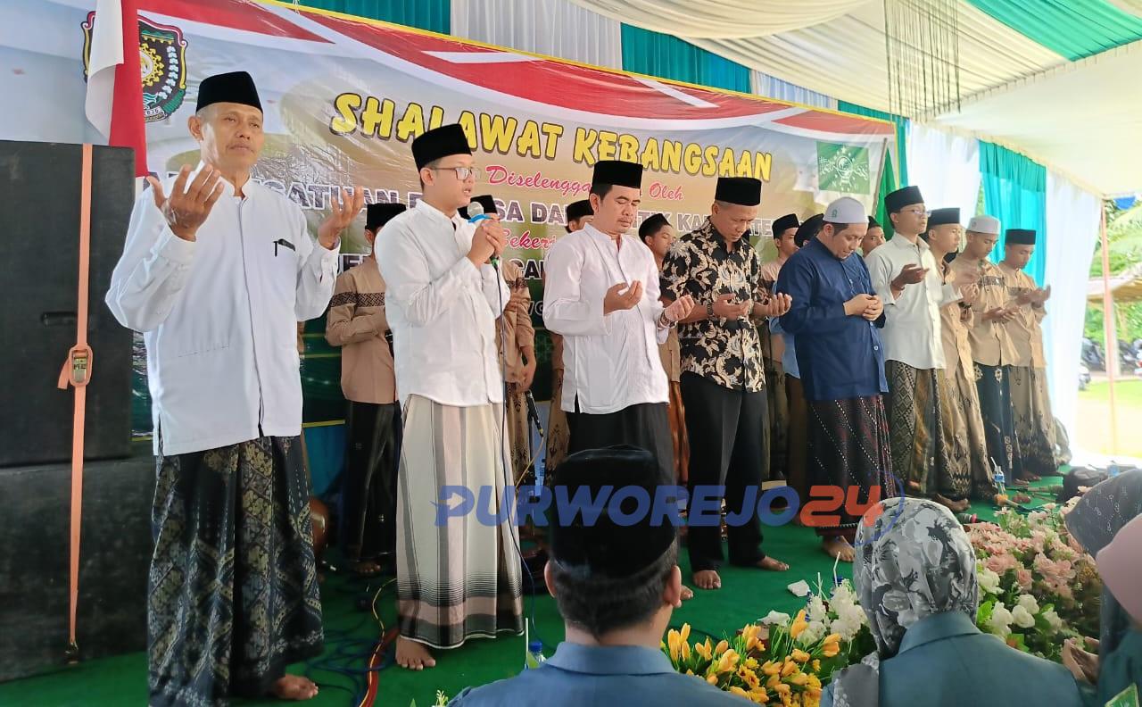 Suasana Pelantikan Pengurus Majelis Wakil Cabang (MWC) Nahdlatul Ulama (NU) Kecamatan Loano dan Sholawat Kebangsaan hasil kerja sama dengan Kantor Kesatuan Bangsa dan Politik (Kesbangpol) Kabupaten Purworejo, di gedung Kantor MWC NU Loano, pada Minggu (05/05/2024).