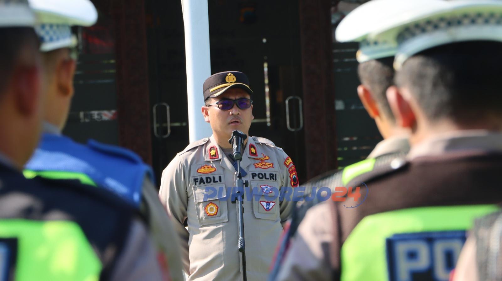 Waka Polres Purworejo Kompol Fadli, mewakili Kapolres Purworejo, AKBP Eko Sunaryo, saat memimpin Apel Pengamanan yang melibatkan 90 personel dan dibantu 16 Polsek Jajaran, pada Senin (6/5/2024) pagi.