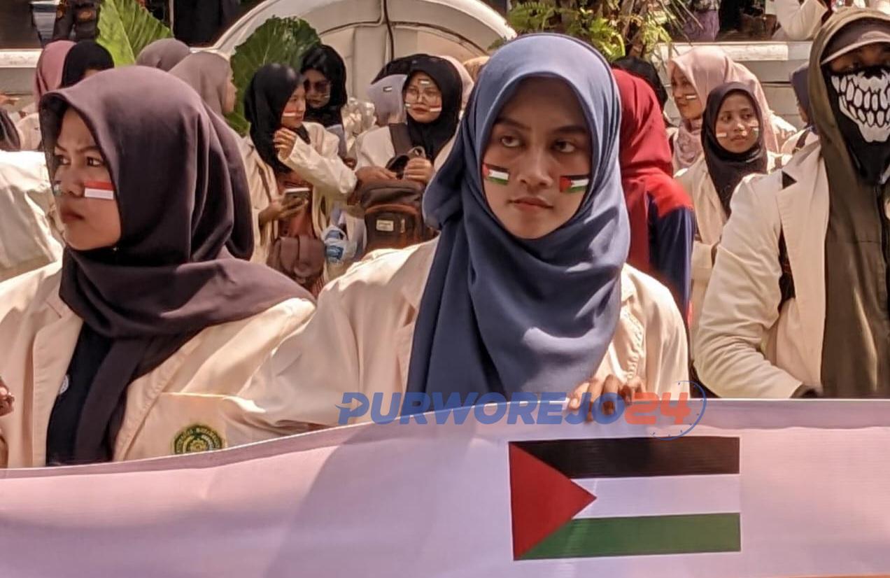 Mahasiswa UMP saat ikut aksi jalan bela Palestina di depan kantor DPRD Purworejo, pada Selasa (7/5/2024)