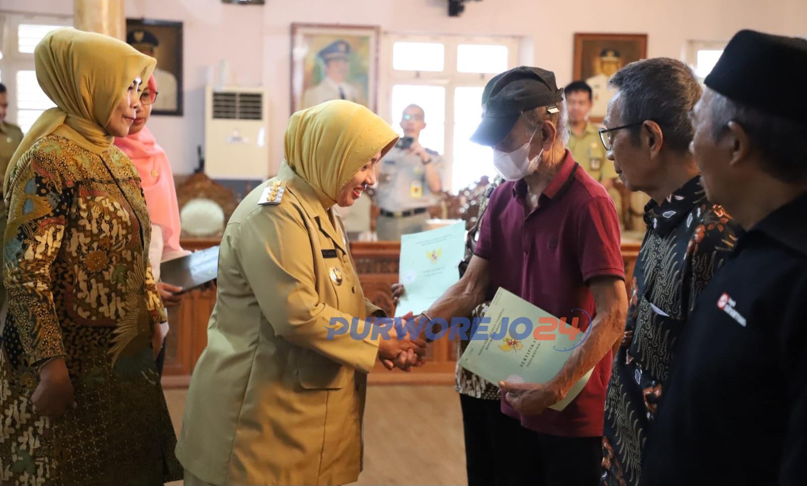 Simbolis, Bupati serahkan SHM tanah kewarga Mranti dan Karangrejo