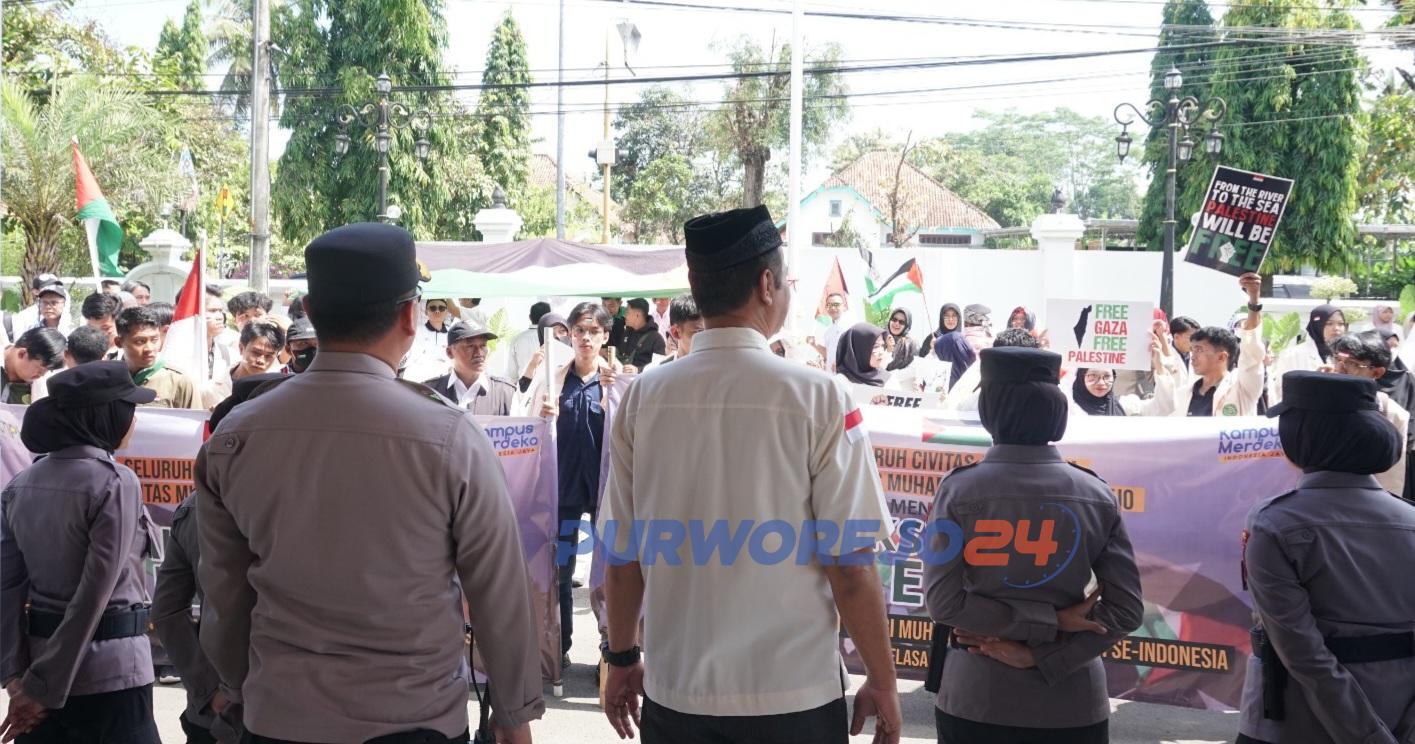 Tampak sejumlah personil polisi amankan aksi bela damai di depan kantor DPRD Purworejo, pada Selasa (7/5/2024)