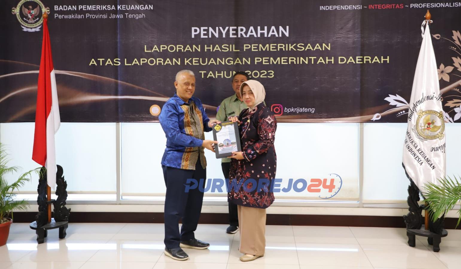 Bupati Purworejo saat menerima WTP ke 12 Gedung BPK Perwakilan Jawa Tengah, Semarang, pada Selasa (14/5/2024).