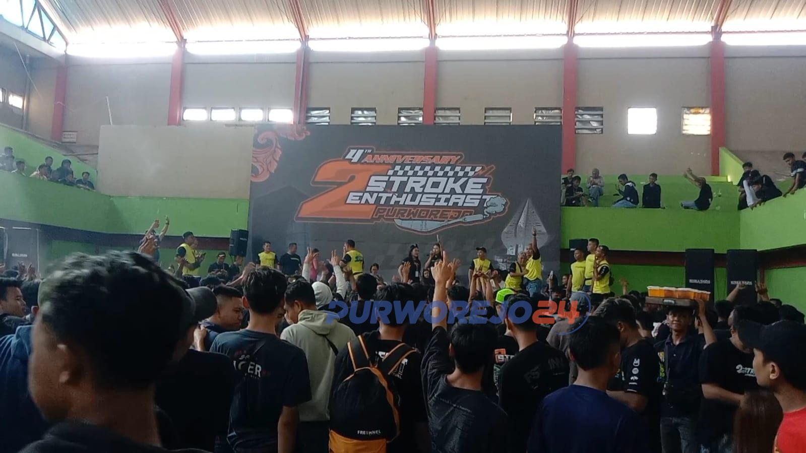 Suasana kegiatan anniversary 2 stroke enthusias di Purworejo