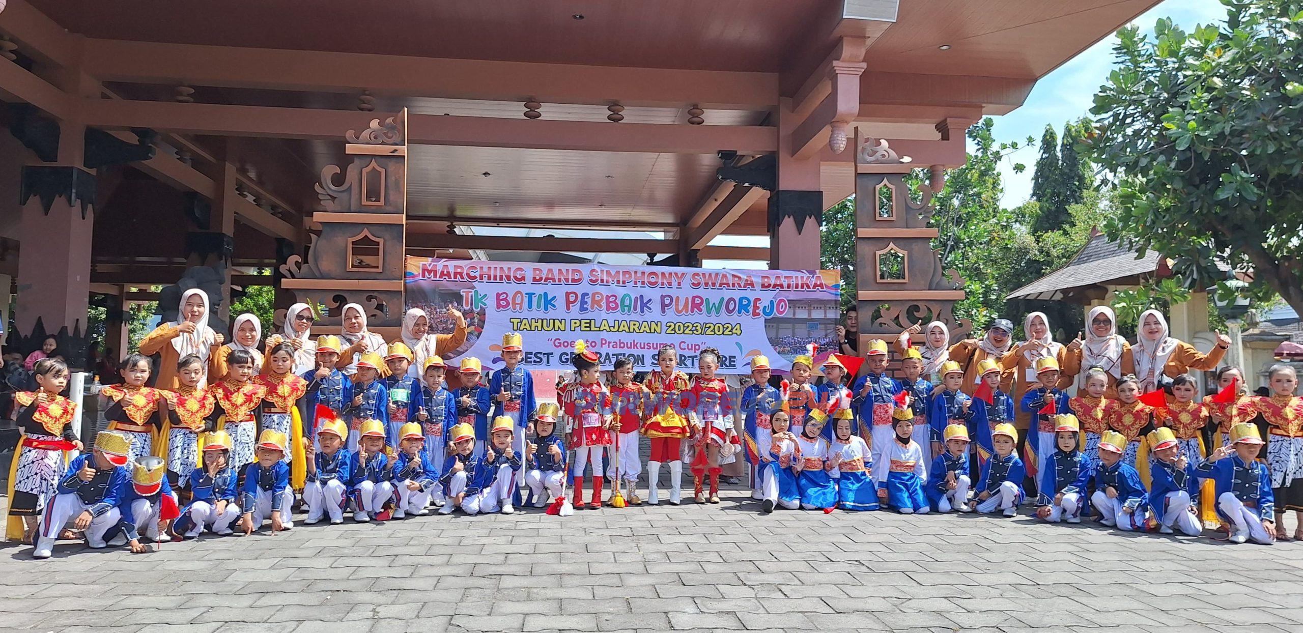 Tim drumband TK Batik Perbaik Purworejo, berfoto bersama usai berlaga di lomba drumband piala Prabukusumo yang dilaksanakan di GOR Amongrogo, Yogyakarta, pada Minggu (19/5/2024)