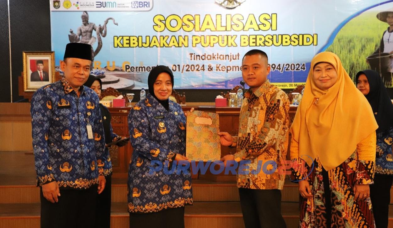 Penyerahan SK Bupati tentang Pupuk Bersubsidi kepada paguyuban KPL dan distributor pupuk di Kabupaten Purworejo.