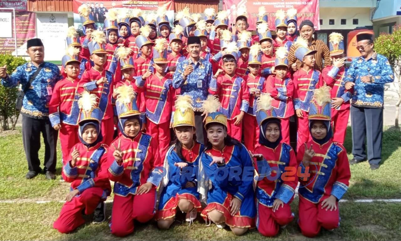 Tim group drumband Gema Nusantara SD Negeri Kaligesing berfoto bersama usai tampil dalam acara Peringatan Harkitnas di halaman kantor Kecamatan Kaligesing, pada Senin (20/5/2024)