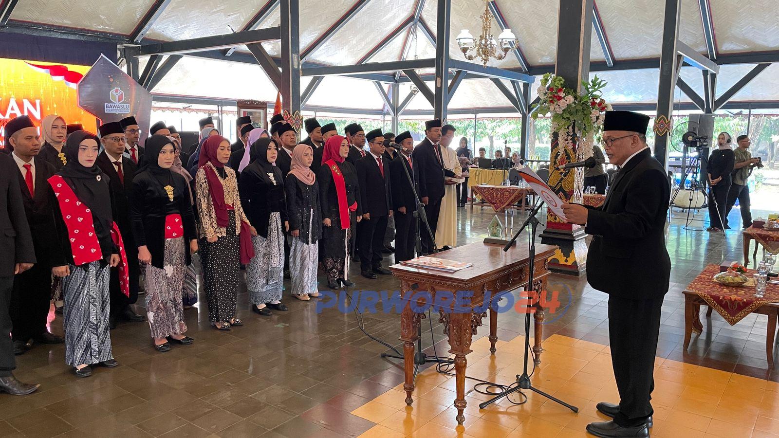 Ketua Bawaslu Purworejo, Purnomosidi saat melantik 48 Panwascam di Pendopo Kabupaten Purworejo, pada Jumat (24/5/2024)