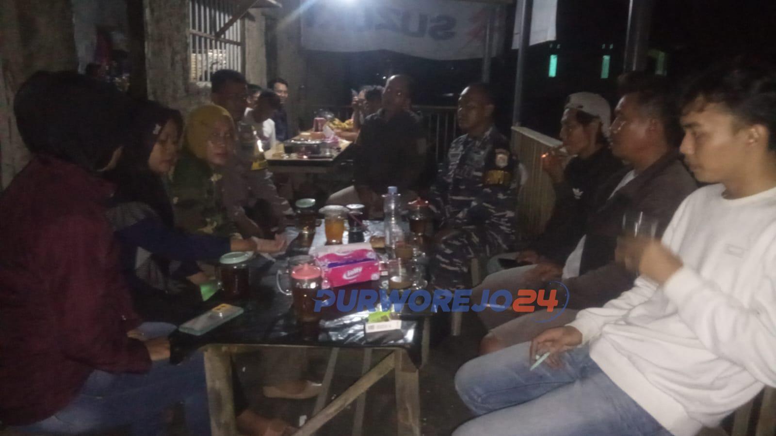 Kapolsek Grabag, AKP Diyah Ayu, saat koordinasi bersama petugas lain dan warga untuk pencarian korban laka laut dilokasi kejadian