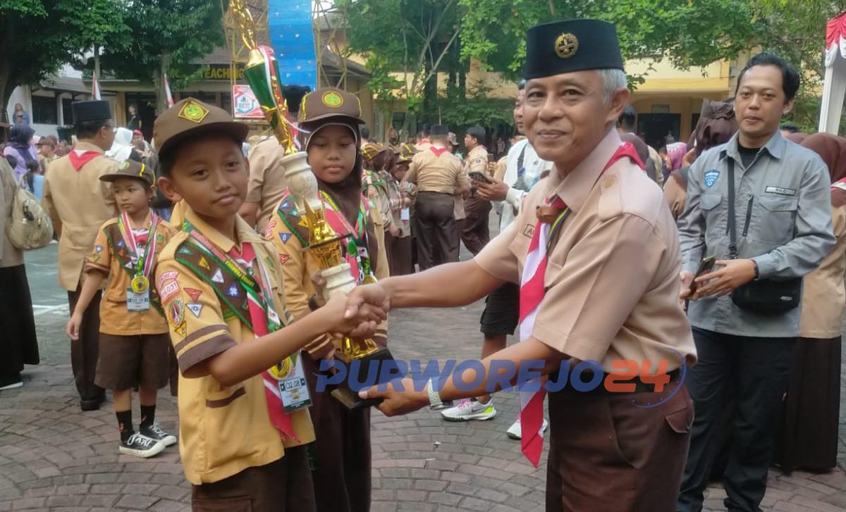 Penyerahan piala kepada peserta kontingen Kwarcab Purworejo yang berhasil meraih juara, pada Minggu (26/5/2024) kemarin