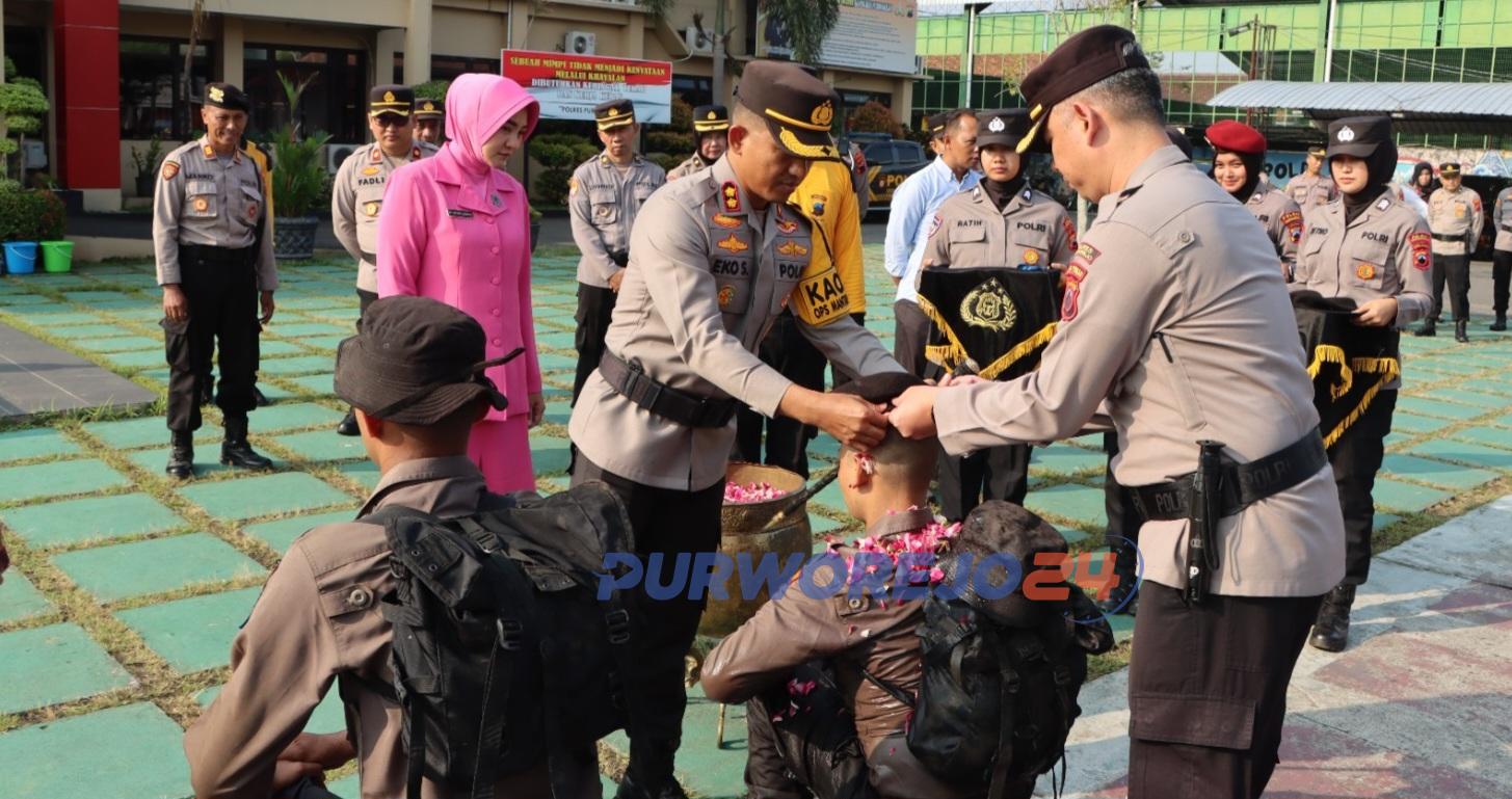 Prosesi tradisi pembaretan kepada bintara baru di Polres Purworejo
