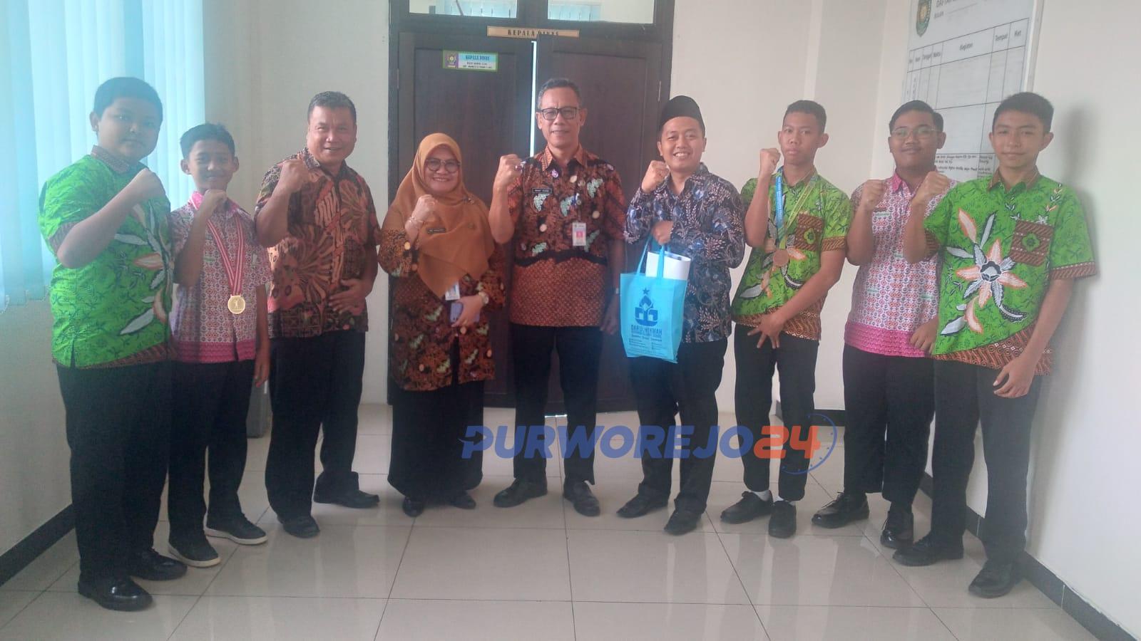 Direktur dan Kesiswaan SMP SMP Darul Hikmah Kutoarjo berfoto bersama usai bertemu dengan kepala Dindikbud Purworejo, pada Kamis (30/5/2024)