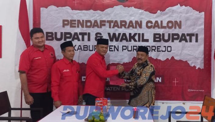 Sigit saat mengembalikan formulir di kantor DPC PDIP Purworejo