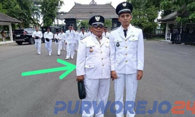 Amat Badarudin saat berfoto bersama kades lain dalam acara penerimaan SK perpanjangan masa jabatan kepala desa di Pendopo Kabupaten Purworejo, pada Kamis (30/5/2024)