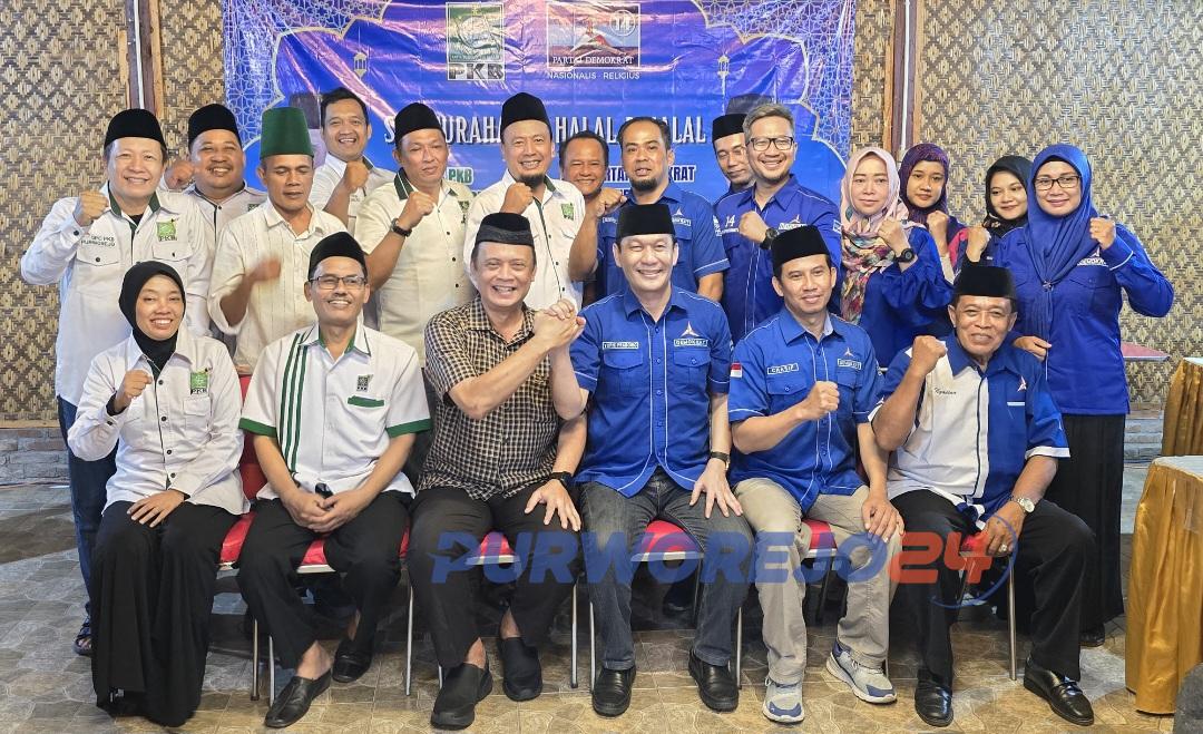 Pengurus DPC Demokrat dan PKB Purworejo foto bersama usai melaakukan pertemuan, dijoglo RM Dargo Purworejo, pada Rabu (8/5/2024)