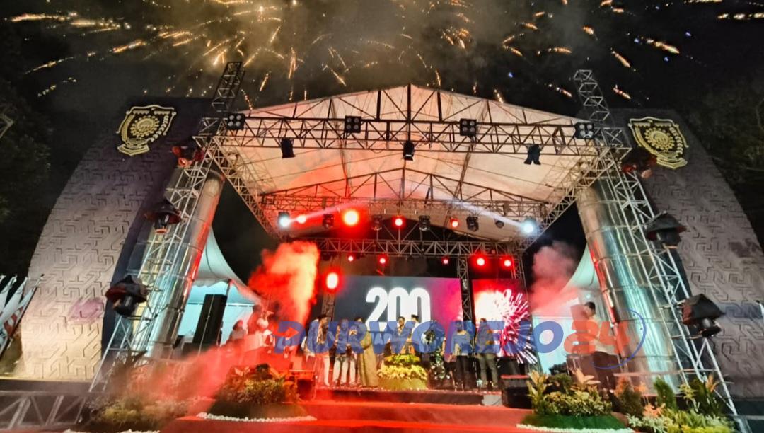 Suasana kegiatan peluncuran Pilbup Purworejo 2024 di tugu kembar alun - alun Purworejo, pada Sabtu (11/5/2024) malam