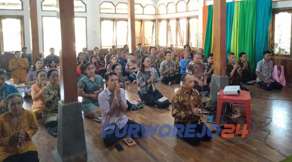 Puluhan Umat Budha saat merayakan Waisak di Vihara Vimalakirti Desa Hargorojo, pada Kamis (23/5/2024)
