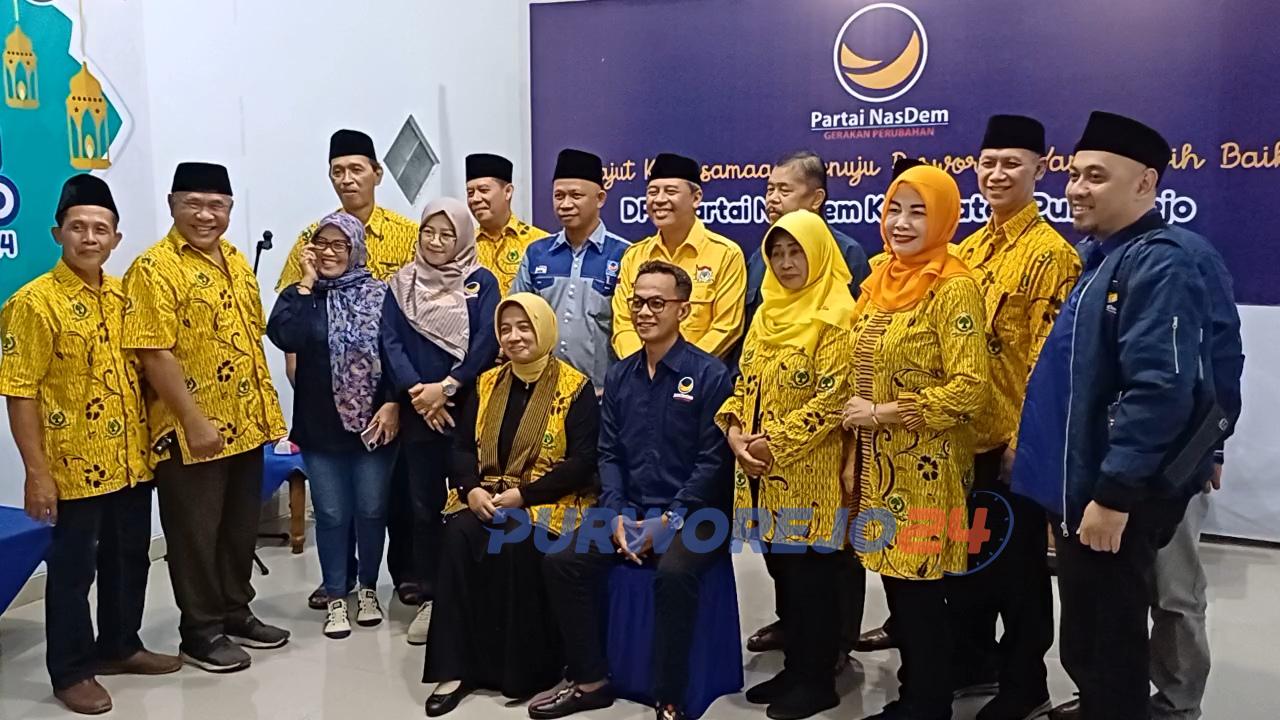 DPD Nasdem dan DPD Golkar berfoto bersama usai melakukan pertemuan