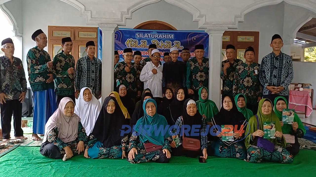 Jamaah Umroh Sorban Nusantara berfoto bersama usai mengikuti acara silaturahim dan halal bihalal di Ponpes Darul Musthofa Desa Winong Kidul, pada Rabu (8/5/2024) siang