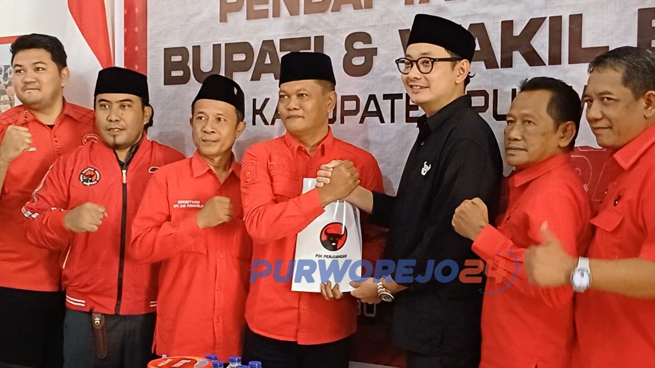 Ketua DPC PDIP Purworejo, Dion Agasi Setiabudi saat mengembalikan formulir pendaftaran calon bupati di kantor DPC PDIP Purworejo, pada Kamis (30/5/2024)