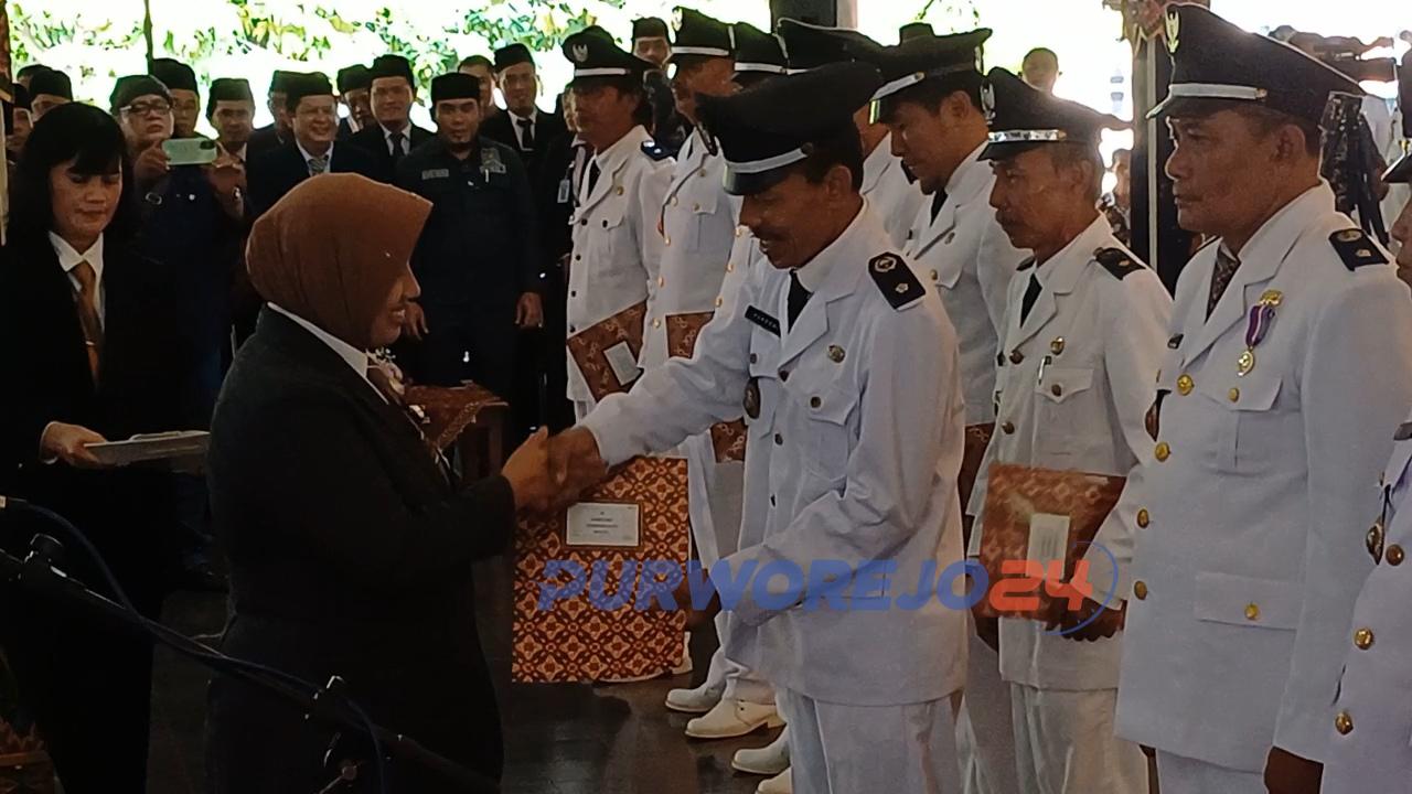 Bupati Purworejo saat menyeeahkan SK perpanjangan masa jabatan kepada kepala desa