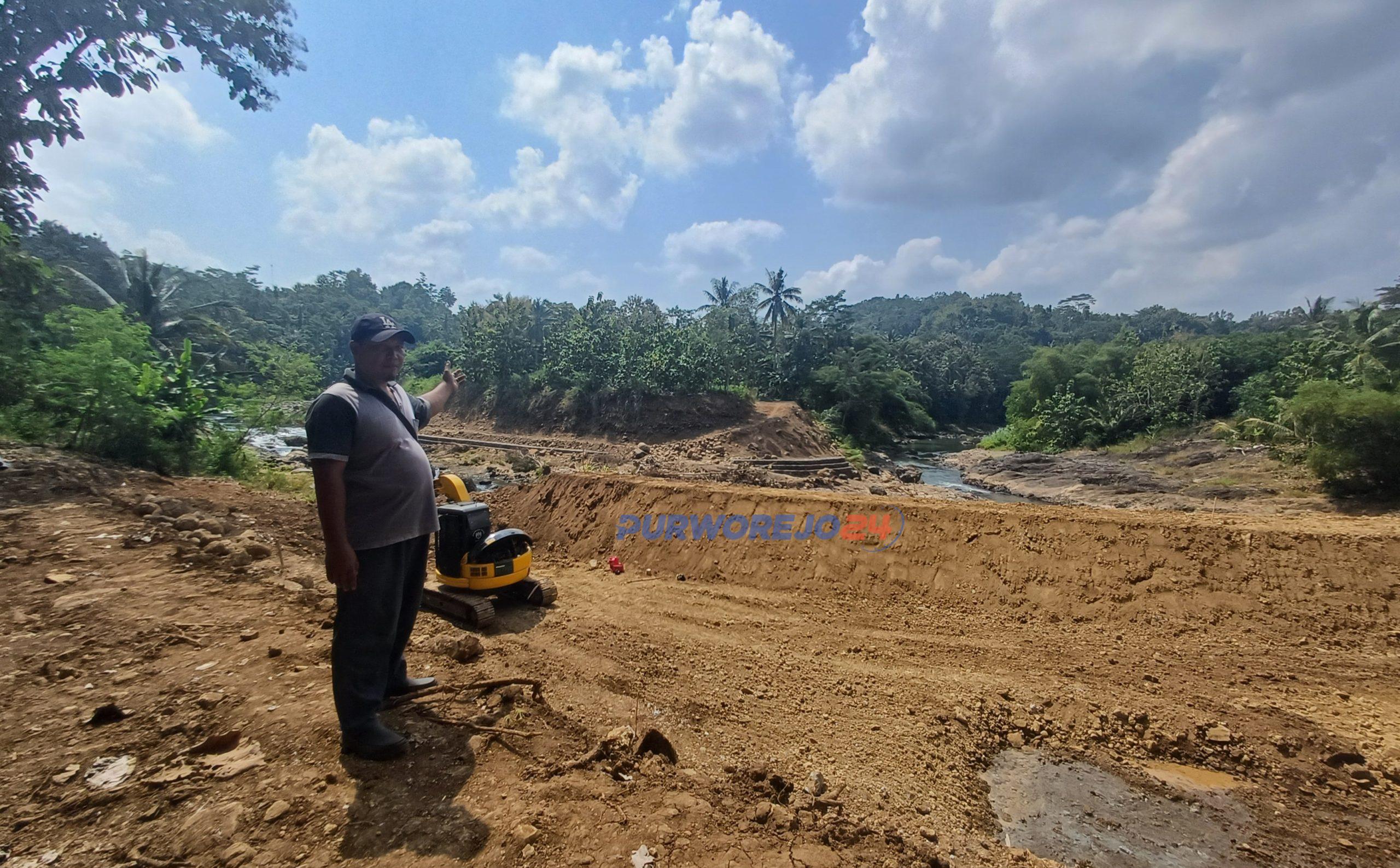 Sumartono saat menunjukkan lokasi pembuatan embung dan track trail atau offroud yang nantinya akan dijadikan sebagai tempat wisata di Desa Kedunglo, pada Rabu (5/6/2024)