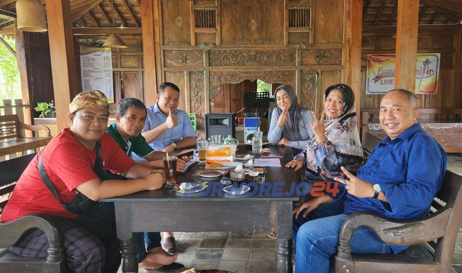 Ketua LSM SMS Purworejo, Arbaah Mintaraga (paling kanan)