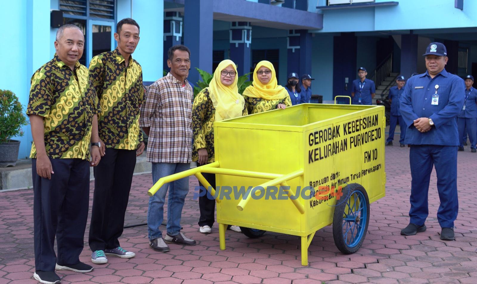 Ketua RW dan RT Kampung Suronegaran saat menerima hibah gerobak sampah dari PDAM Tirta Perwitasari Purworejo, pada Senin (3/6/2024)