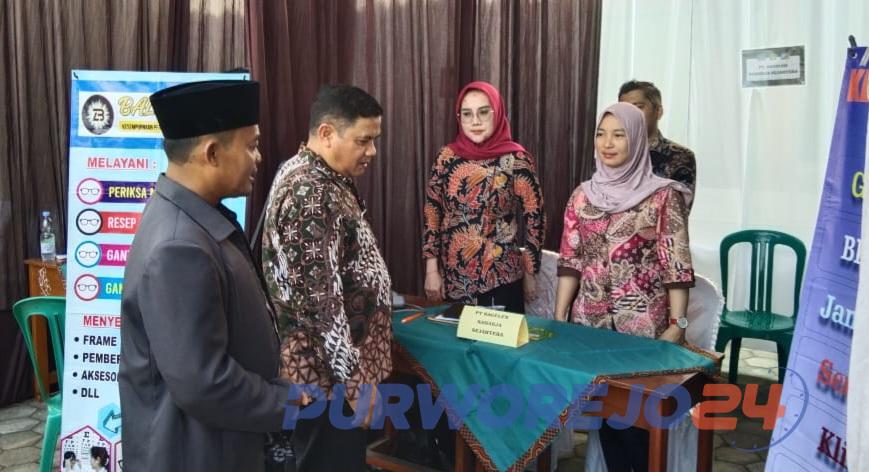 Mengunjungi salah satu stan job fair di SMK Maarif 1 NU Bener, pada Jumat (7/6/2024)