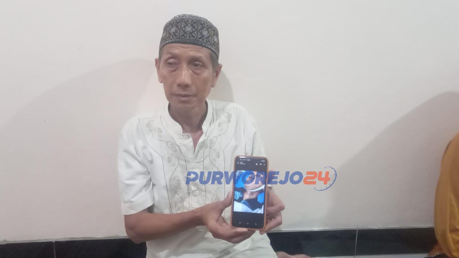 Menunjukkan foto rendy