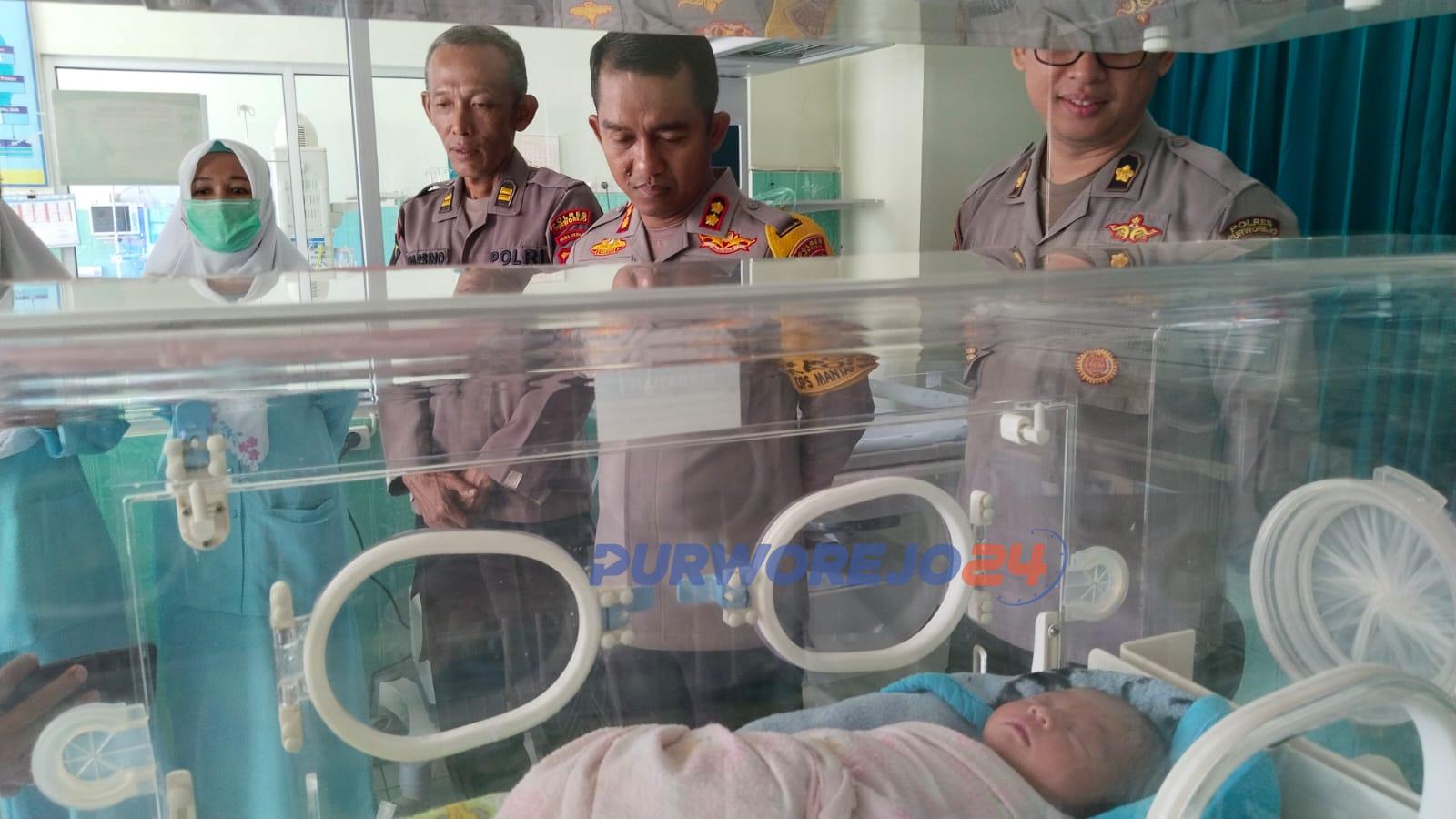 Kapolres Purworejo saat menengok bayi yang ditemukan warga di RSUD Purworejo