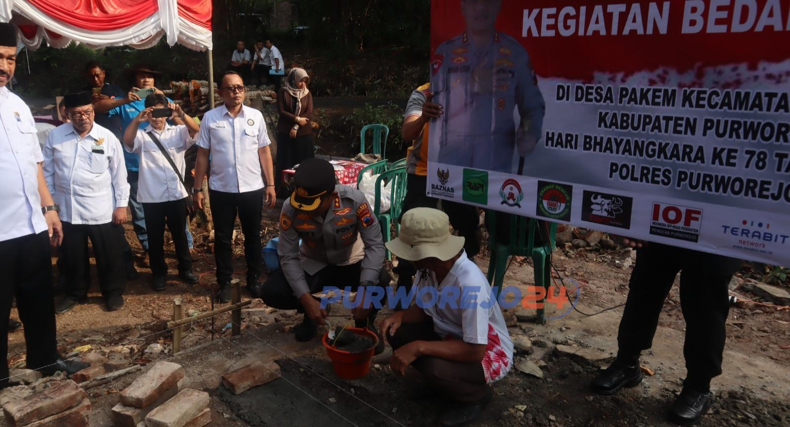 Peletakan batu pertama program bedah rumah di Desa Pakem oleh Polres Purworejo