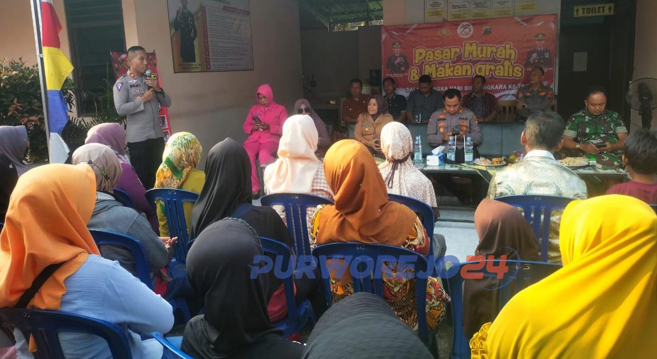 Suasana kegiatan pasar murah di Polsek Banyuurip, pada Jumat (14/6/2024)