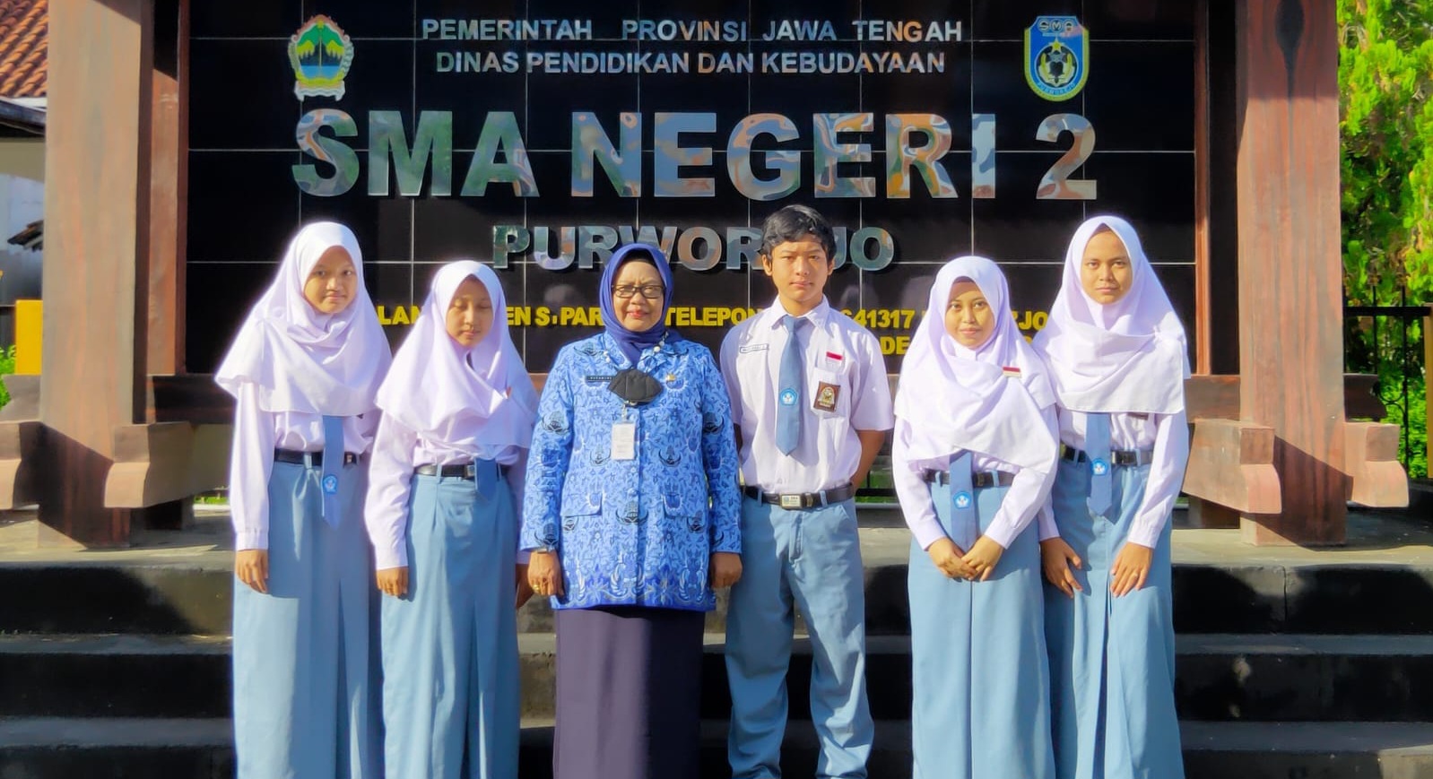 Rhafi Sukma Zaskyanto (tengah) saat foto bersama dengan kepala sekolah