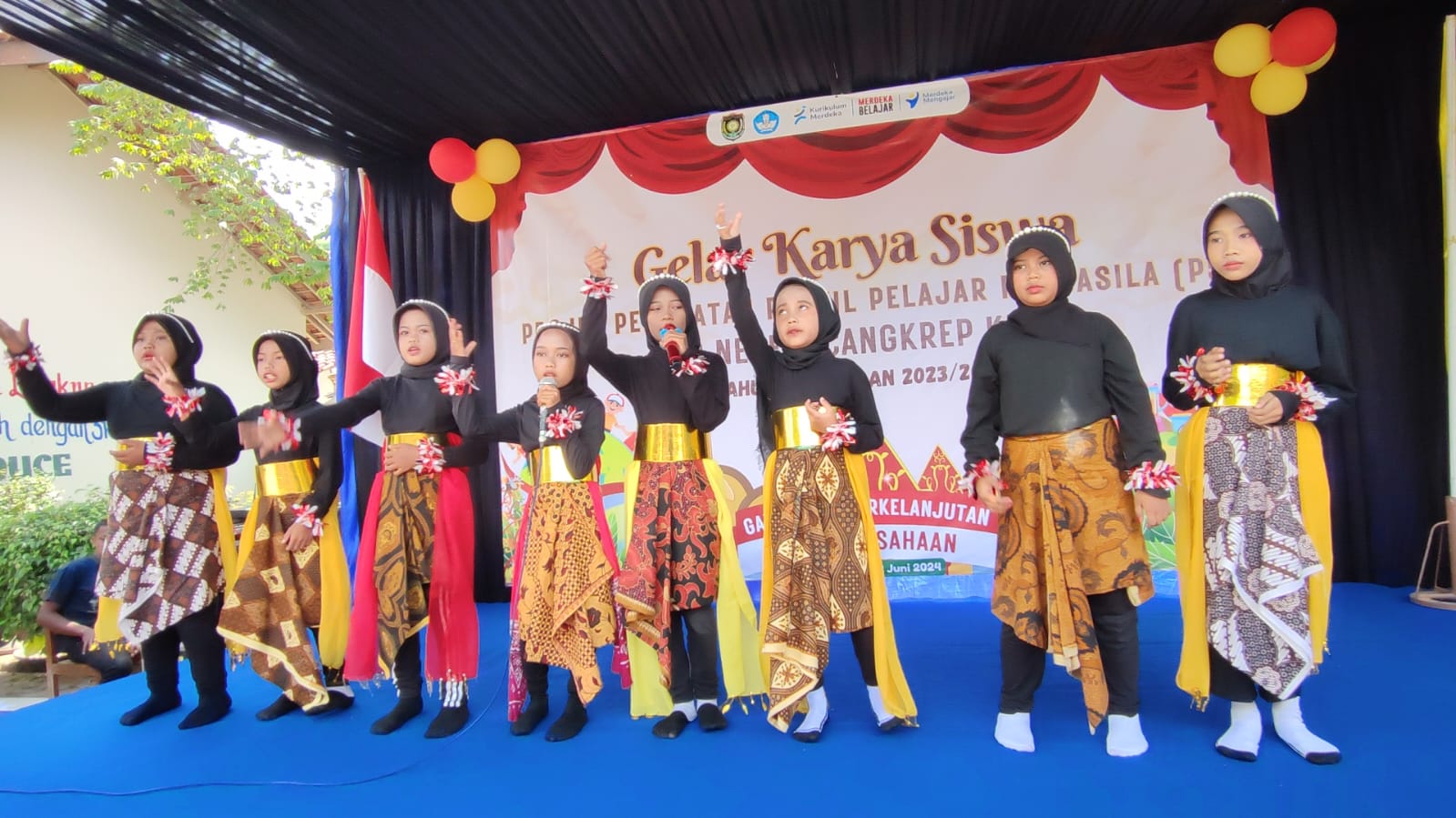 Sejumlah siswa saat menampilkan pentas seni dalam acara Gelar Karya P5 di SD Negeri Cangkrepkidul, pada Sabtu (22/6/2024) lalu