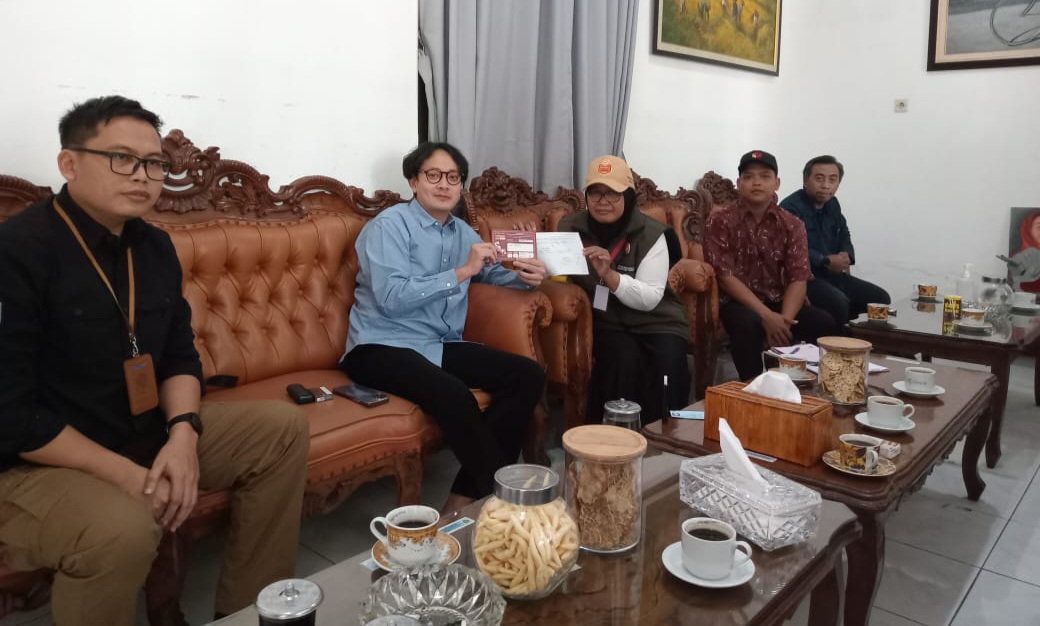 Petugas saat melakukan coklit di rumah ketua DPRD Purworejo, Dion Agasi Setiabudi, pada Selasa (25/6/2024)