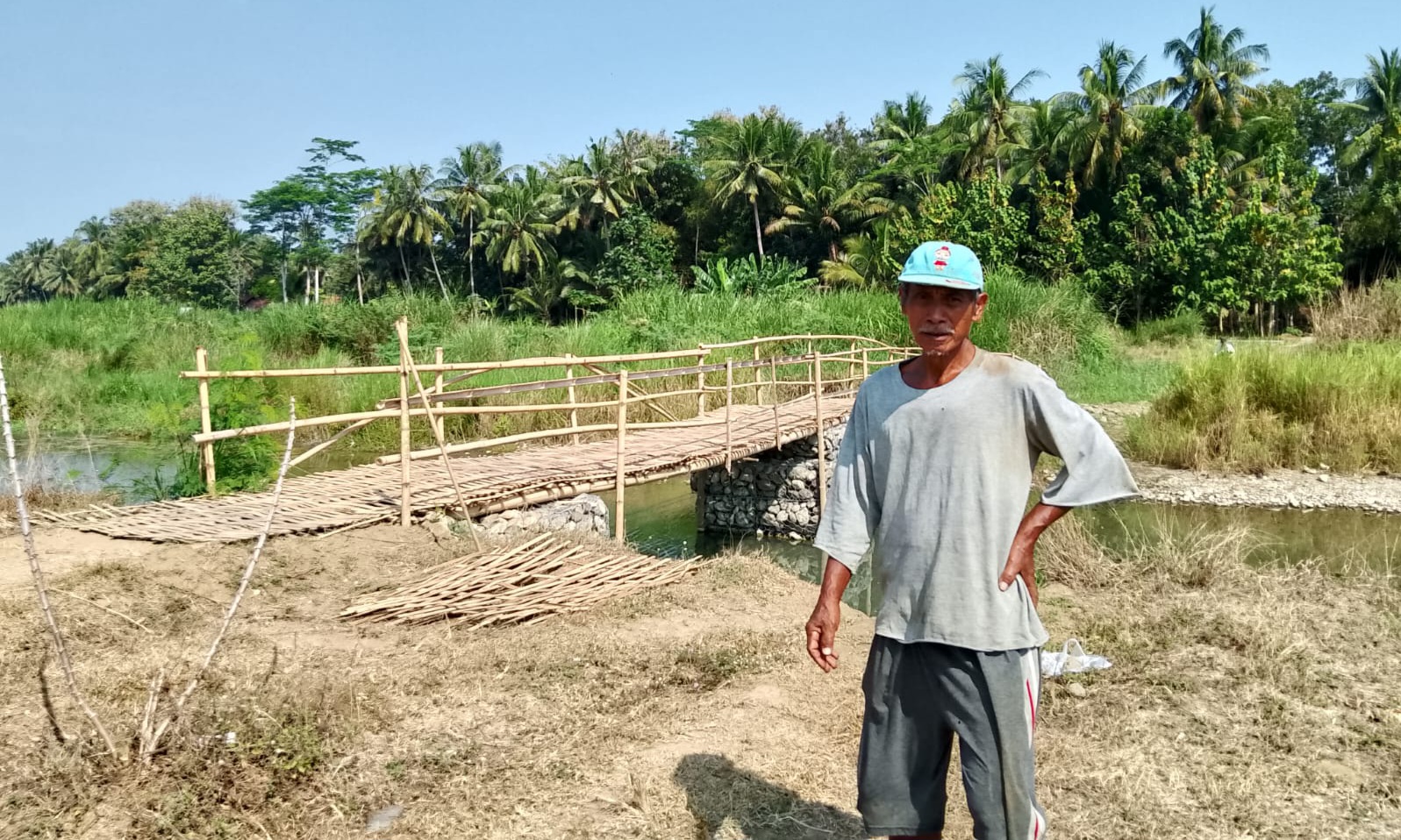 Warga semawung gotong royong buat jembatan bambu
