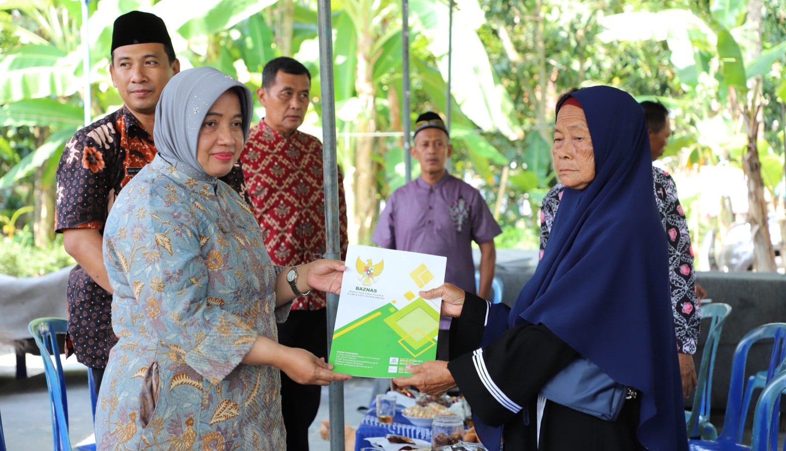 Bupati memberikan bantuan dari baznas kepada keluarga haji yang meninggal dunia